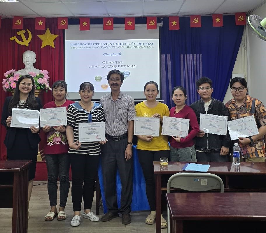 Employees of Cam Sa Joint Stock Company receive certificates of completion for the training program